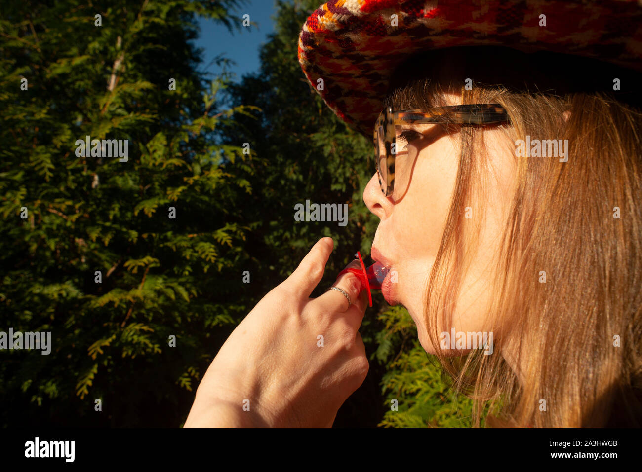 Donna Mid-Adult succhia caramelle corona diamantata Foto Stock