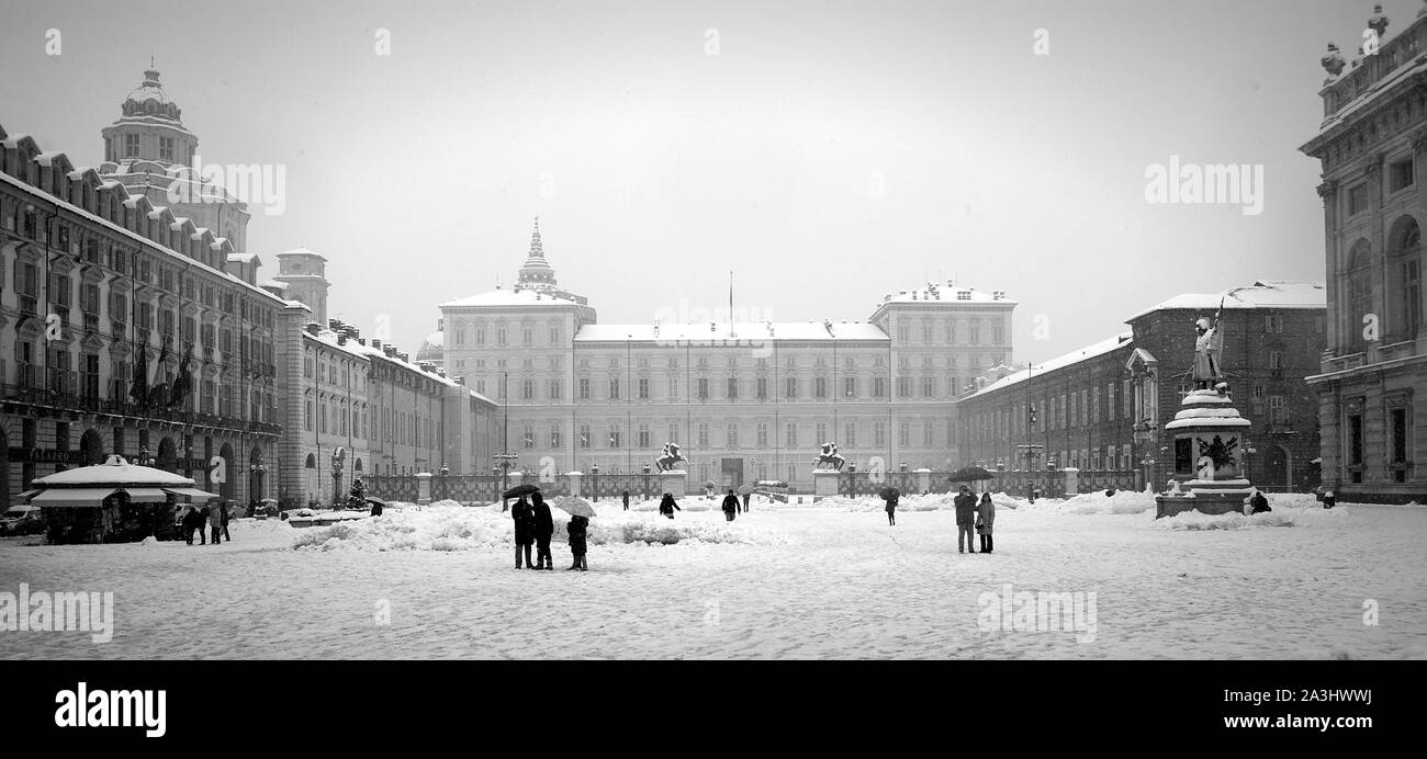 Il Palazzo Reale e Piazza Castello a Torino ricoperta di neve Foto Stock