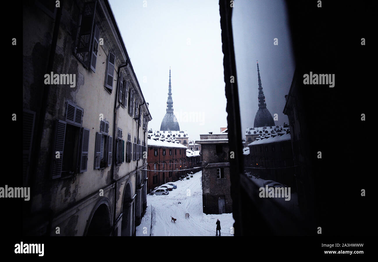 La Mole Antonelliana e la sua riflessione su un inverno, giorno nevoso a Torino Foto Stock