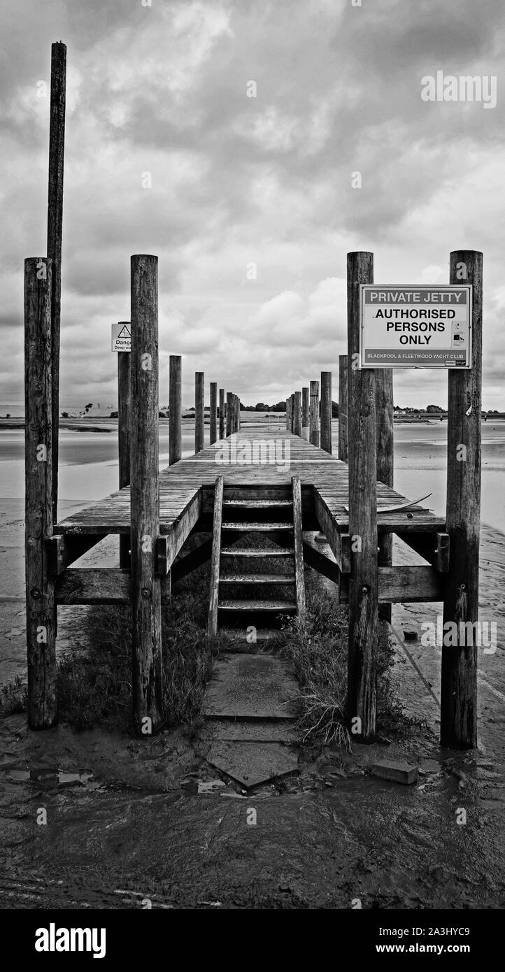 Un lungo pontile Skippool Creelk, sul fiume Wyre, Lancashire, Regno Unito Foto Stock