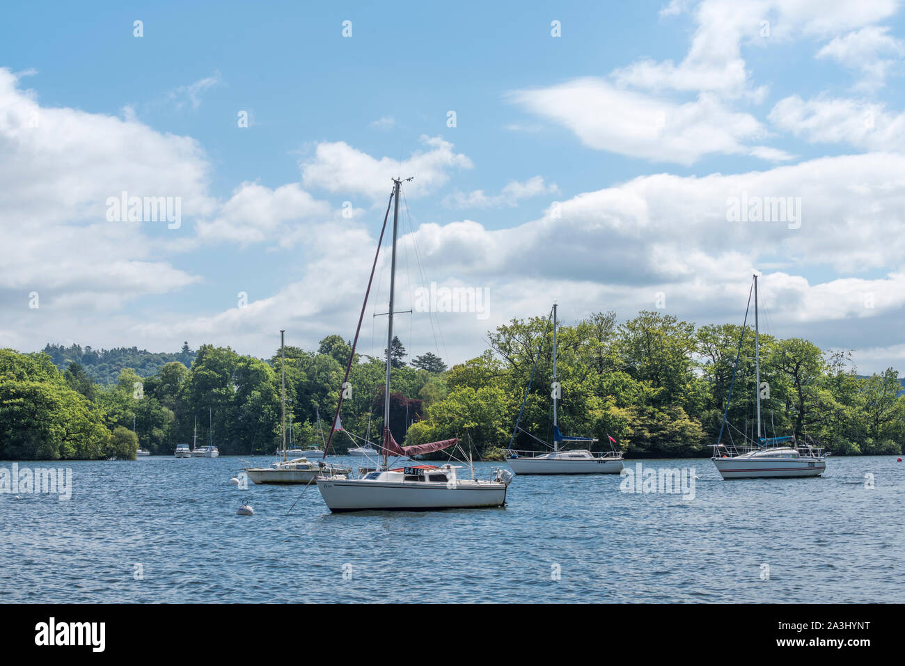 Barche sul Lago di Windermere vicino lontano Sawrey, Cumbria. Foto Stock