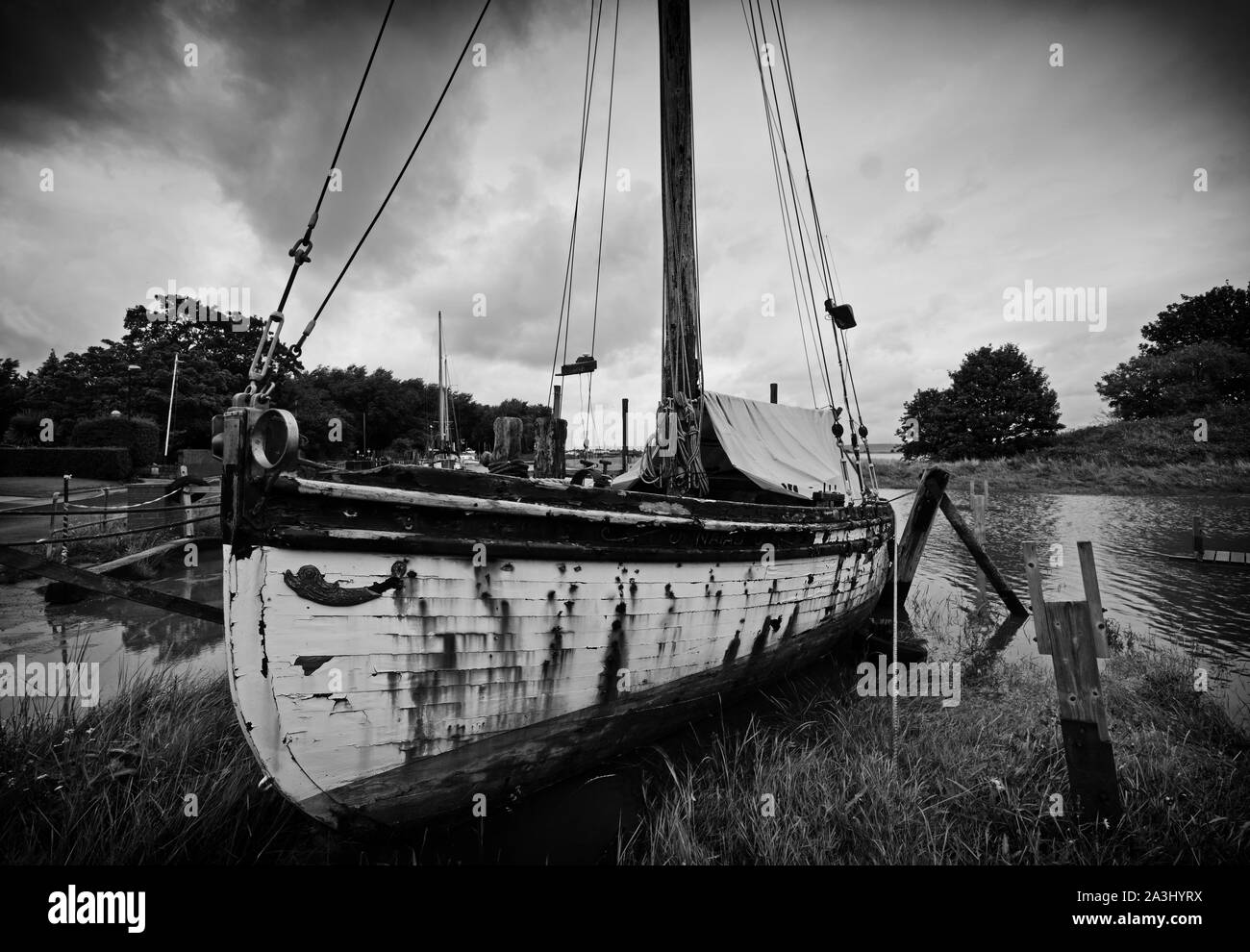 Una vecchia barca ormeggiata, sembri avere arenata a Skippool Creelk, sul fiume Wyre, Lancashire, Regno Unito Foto Stock