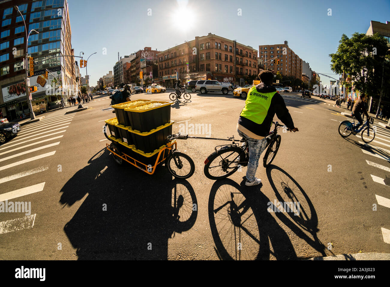 Una bicicletta di consegna laden con Amazon i generi alimentari freschi su Houston Street a New York Sabato, 5 ottobre 2019. (© Richard B. Levine) Foto Stock