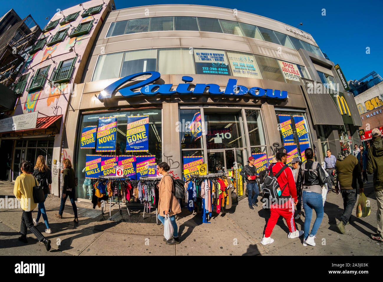 Abbigliamento locale della catena di negozi di arcobaleno annuncia la chiusura il suo Delancey Street negozio nel quartiere di Lower East Side di New York Sabato, 5 ottobre 2019. (© Richard B. Levine) Foto Stock