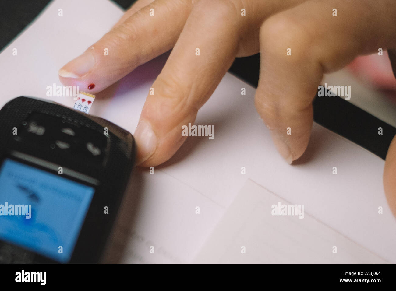 Una persona che controlla il suo diabete valori Foto Stock