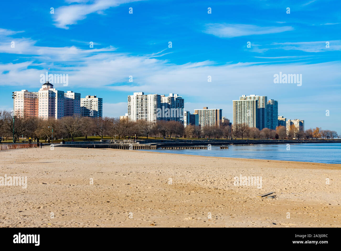 Promuovere la spiaggia di Edgewater Chicago con Skyline Foto Stock