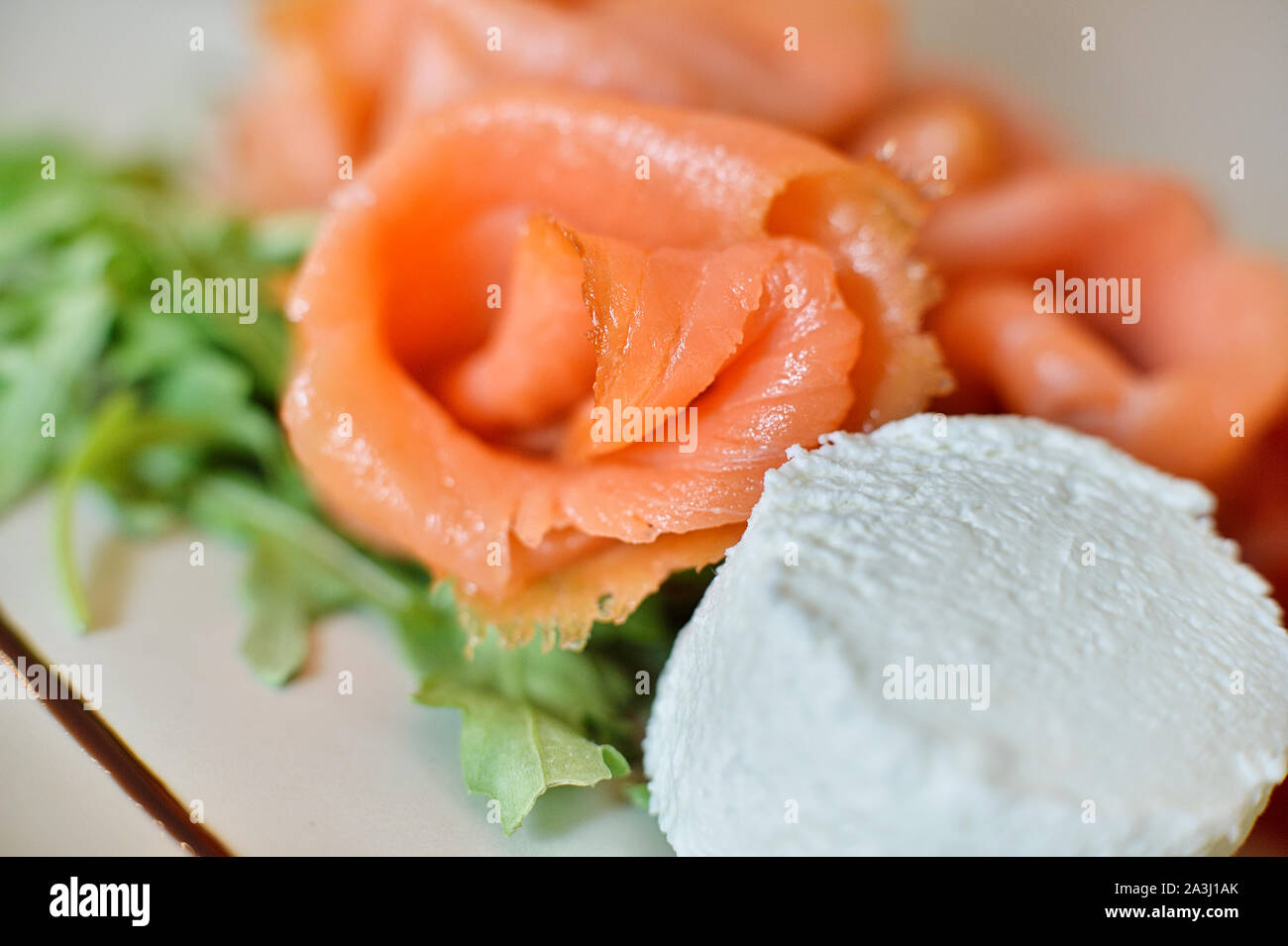 Rosa salmone, formaggio e piastra tomanto composizione Foto Stock