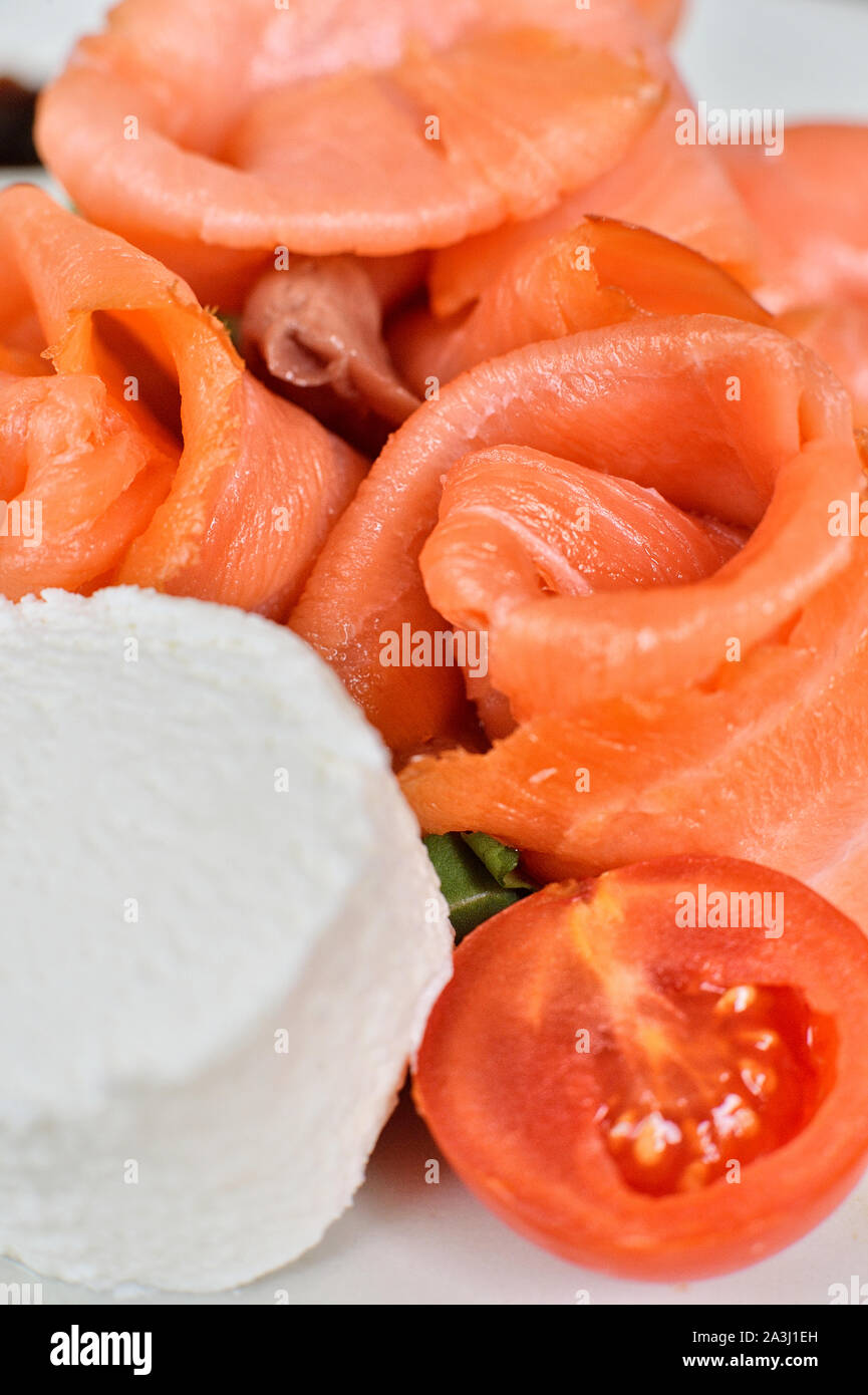 Rosa salmone, formaggio e piastra tomanto composizione Foto Stock