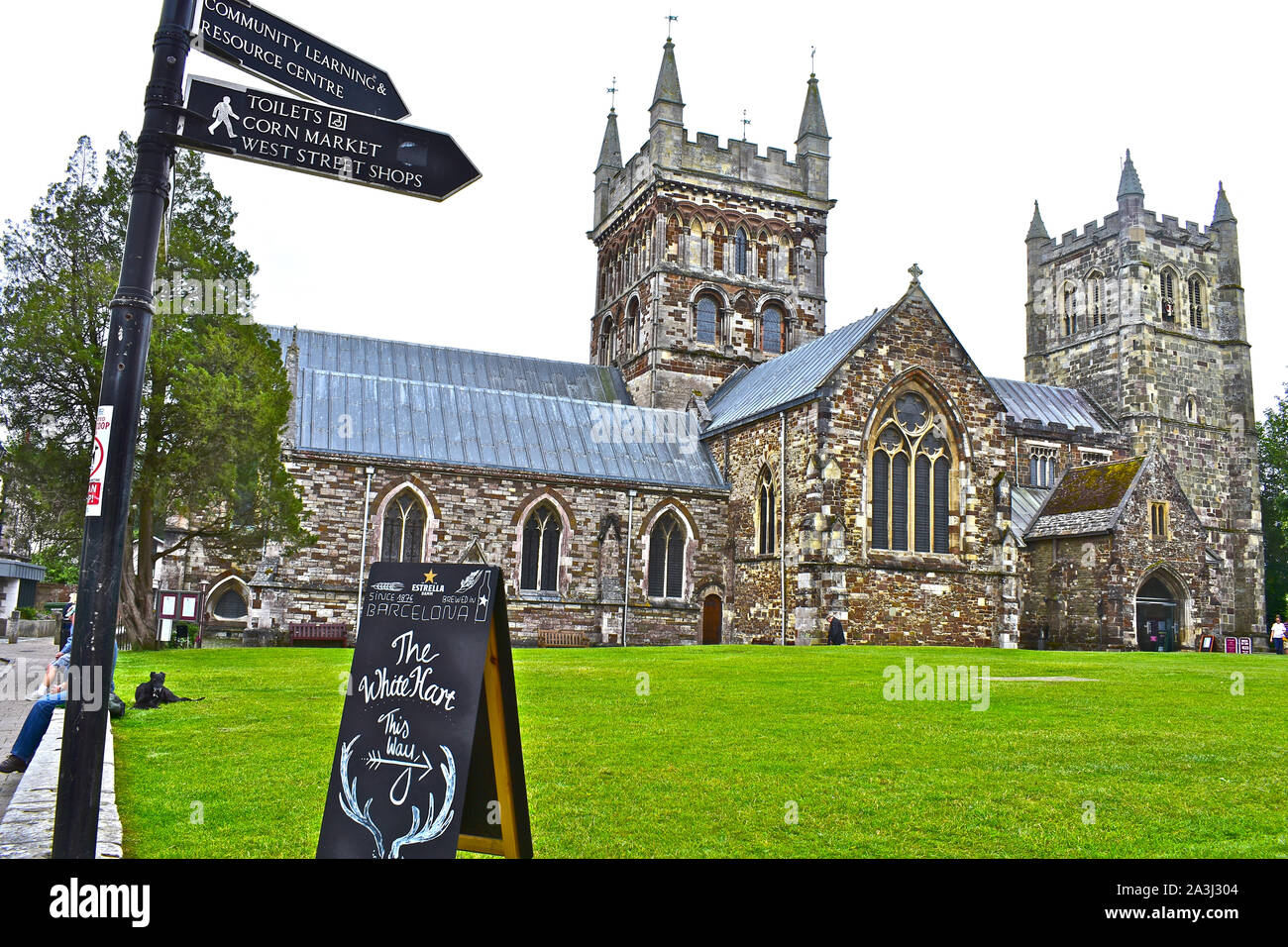 Il Minster chiesa di St Cuthburga, noto come Wimborne Minster.Black & White informazioni turistiche segno post. Foto Stock