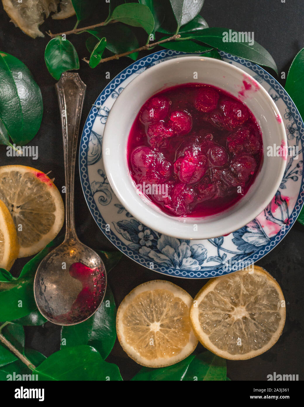 In casa di mirtillo palustre salsa arancione in famiglia per il giorno del Ringraziamento con cucchiaio d'argento Foto Stock