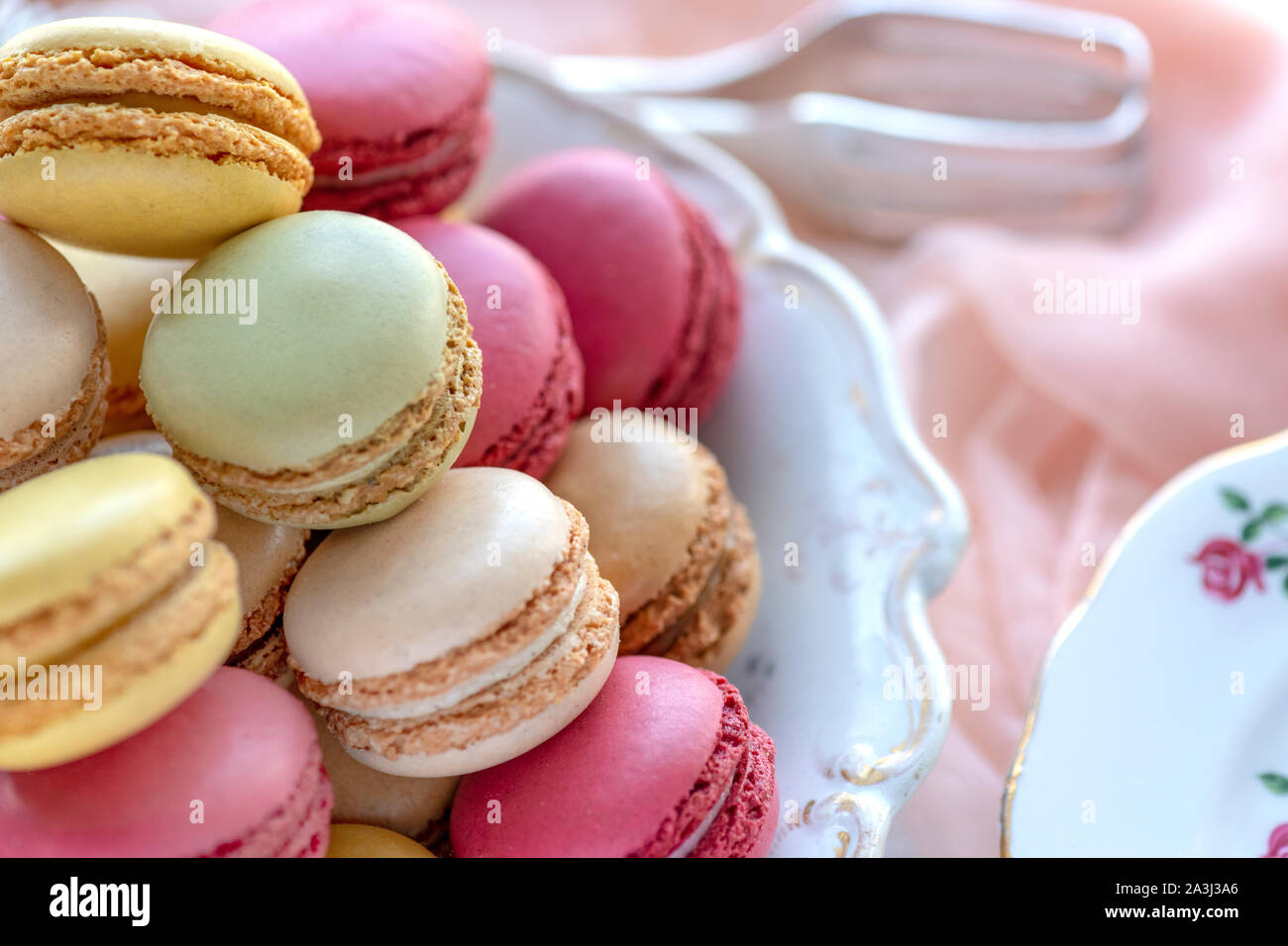 Piuttosto macarons francesi nella messa a fuoco selettiva per il testo su lay Foto Stock