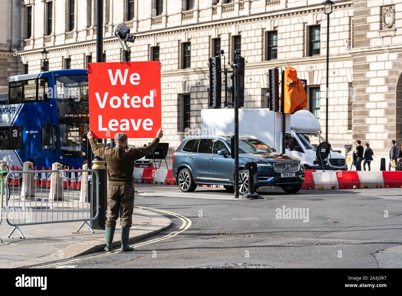 LONDON, Regno Unito - 1 ottobre 2019. Agricoltore detiene il banner rosso sulla piazza del Parlamento sostenere Brexit - Abbiamo votato lasciare. Foto Stock