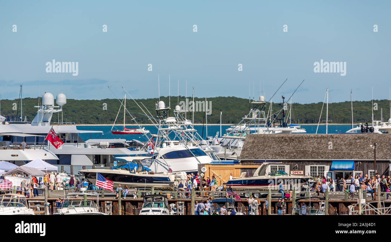 Barche e persone su Long Wharf a Sag Harbor, NY Foto Stock