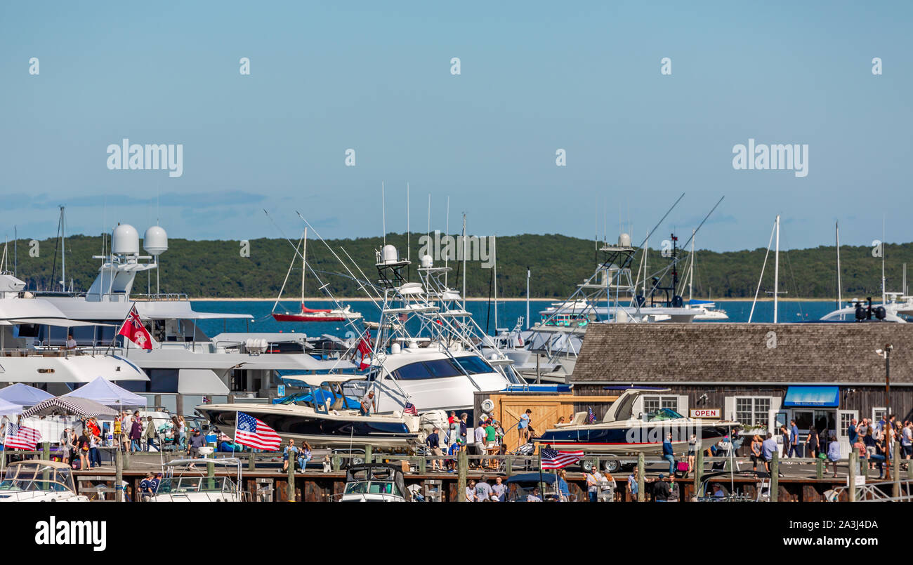 Barche e persone su Long Wharf a Sag Harbor, NY Foto Stock