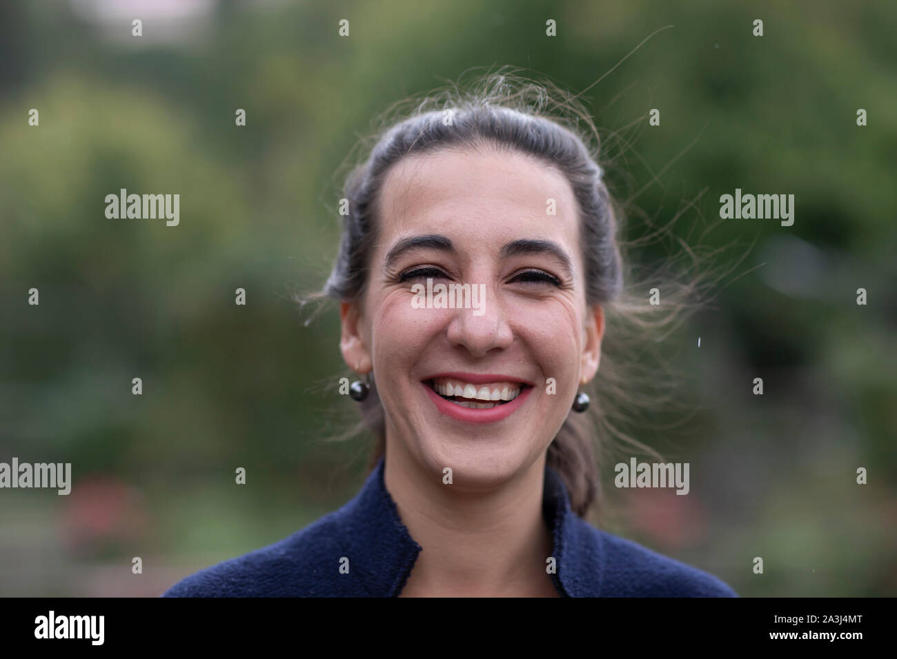 Giovane donna alla ricerca Foto Stock