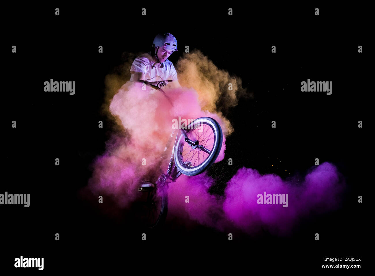 Stunt Bike Acrobatcs con fumo colorato sfondo Foto Stock