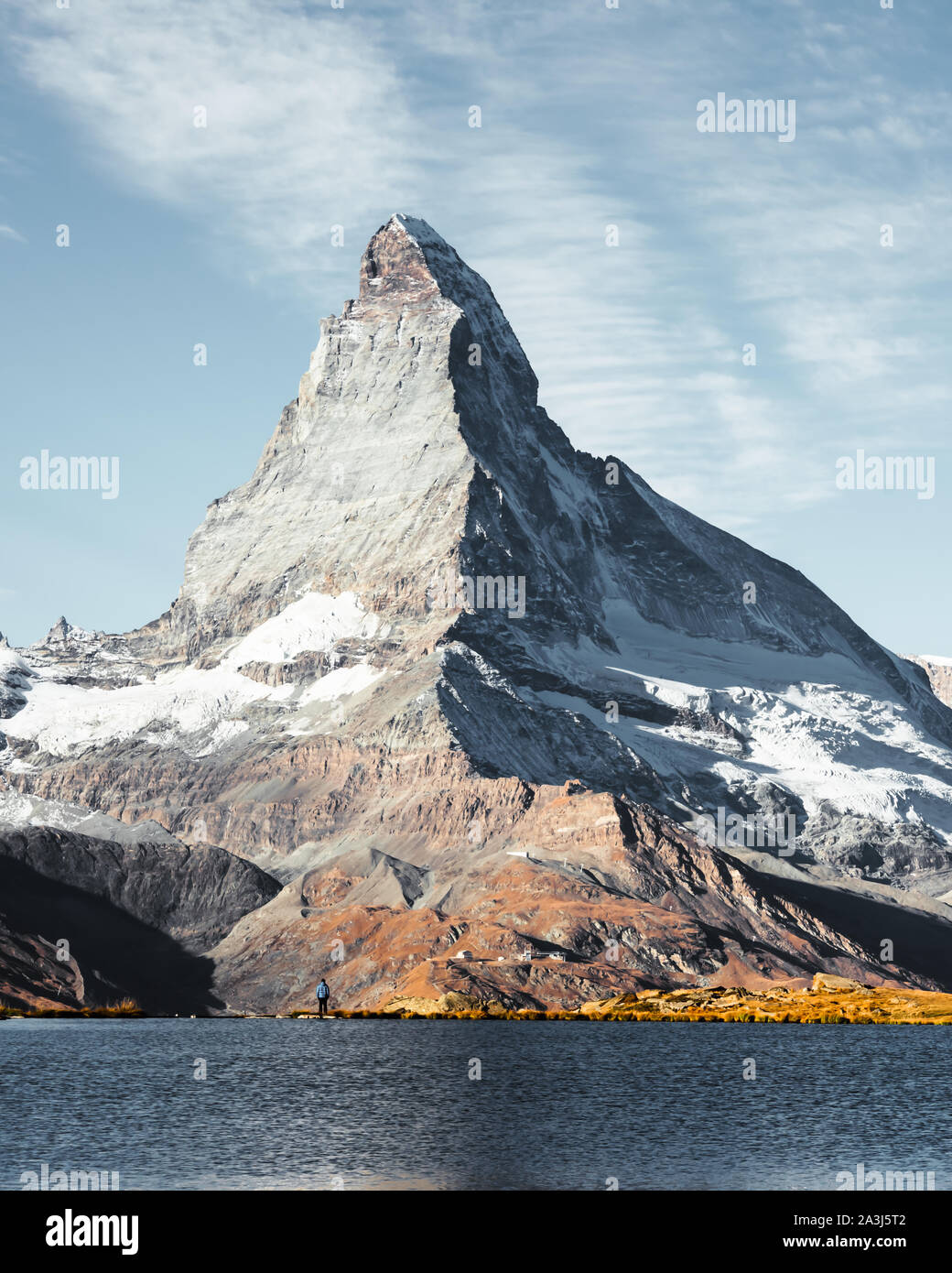 Vista pittoresca del Cervino Il Cervino peak e lago Stellisee nelle Alpi Svizzere. Foto di giorno con il blu del cielo. Zermatt resort ubicazione, Svizzera. Fotografia di paesaggi Foto Stock
