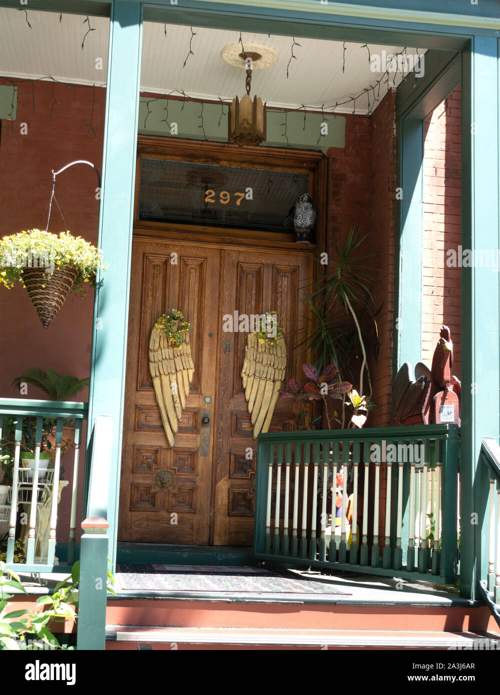 Home nella Cattedrale Regentrified Hill quartiere con porte decorate con ali d'angelo . St Paul Minnesota MN USA Foto Stock