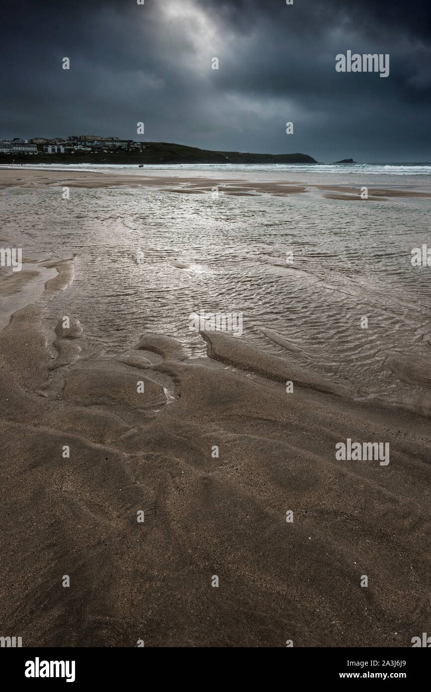 Dark drammatico cielo nuvoloso su Fistral Beach in Newquay in Cornovaglia. Foto Stock