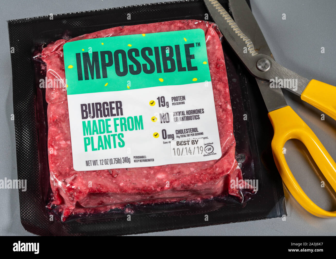 MORGANTOWN WV - 8 Ottobre 2019: imballaggio per alimenti impossibile hamburger fatto da piante su sfondo di acciaio Foto Stock