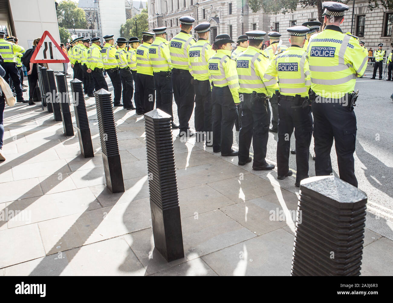 Londra, Regno Unito. 08 ott 2019. La polizia di guardia durante la protesta ambientale dalla ribellione di estinzione gruppo attivista.estinzione la ribellione è un movimento internazionale che utilizza la disobbedienza civile non violenta nel tentativo di fermare estinzione di massa e di ridurre al minimo il rischio di collasso sociale. Il gruppo ha bloccato un numero di giunzioni chiave nel centro di Londra. Credito: SOPA Immagini limitata/Alamy Live News Foto Stock