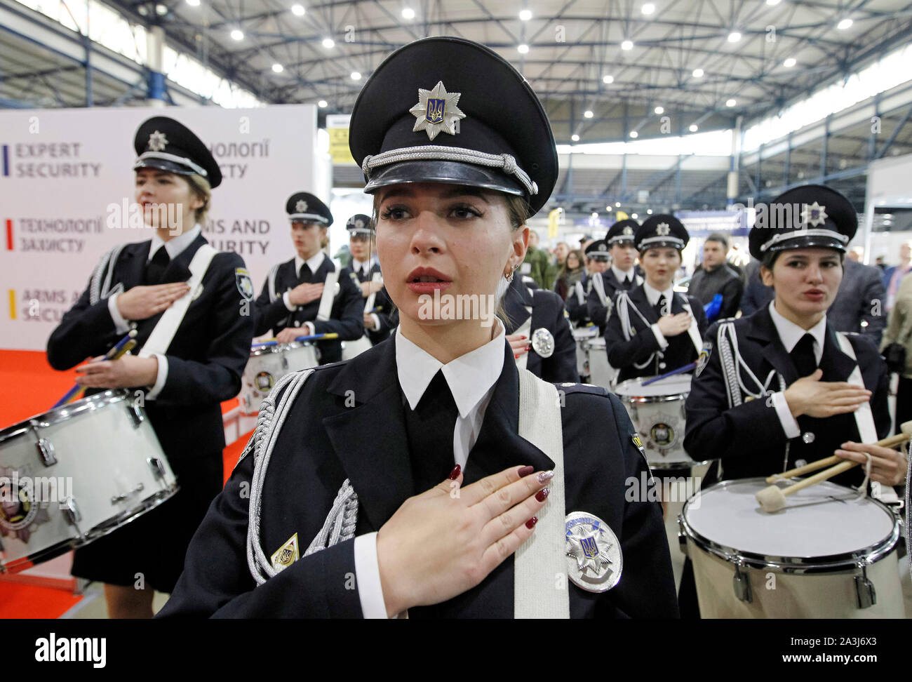 Kiev, Ucraina. 08 ott 2019. I membri dell'Accademia Nazionale del Ministero degli Affari Interni a cantare l'inno durante la mostra.esposizione internazionale specializzata delle armi, militari e di sicurezza significa armi e sicurezza 2019, la mostra avrà luogo dal 08 al 11 ottobre 2019. Credito: SOPA Immagini limitata/Alamy Live News Foto Stock
