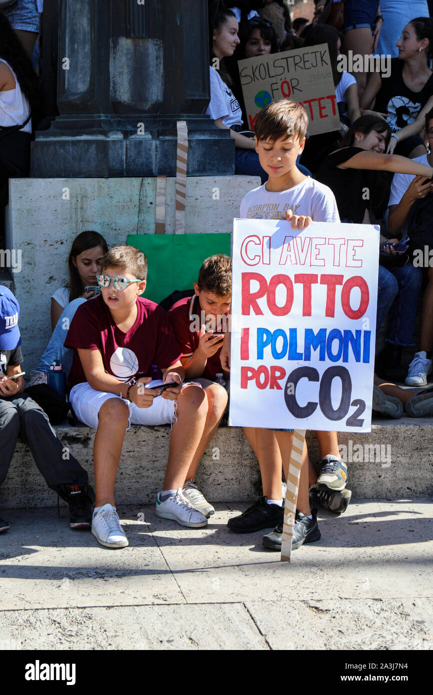 27 set 2019. Il venerdì per il futuro. Sciopero della scuola per il clima. Scuola di italiano il ragazzo con una targhetta di protesta in Roma, Italia. Foto Stock