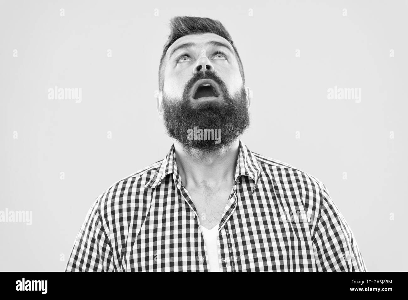 Chiedo ogni volta. Ragazzo sorpreso faccia espressione. Hipster emotivo espressione sorpreso. Rustico sorpreso macho. Notizia sorprendente. Uomo Barbuto hipster chiedendo faccia sfondo giallo vicino. Foto Stock