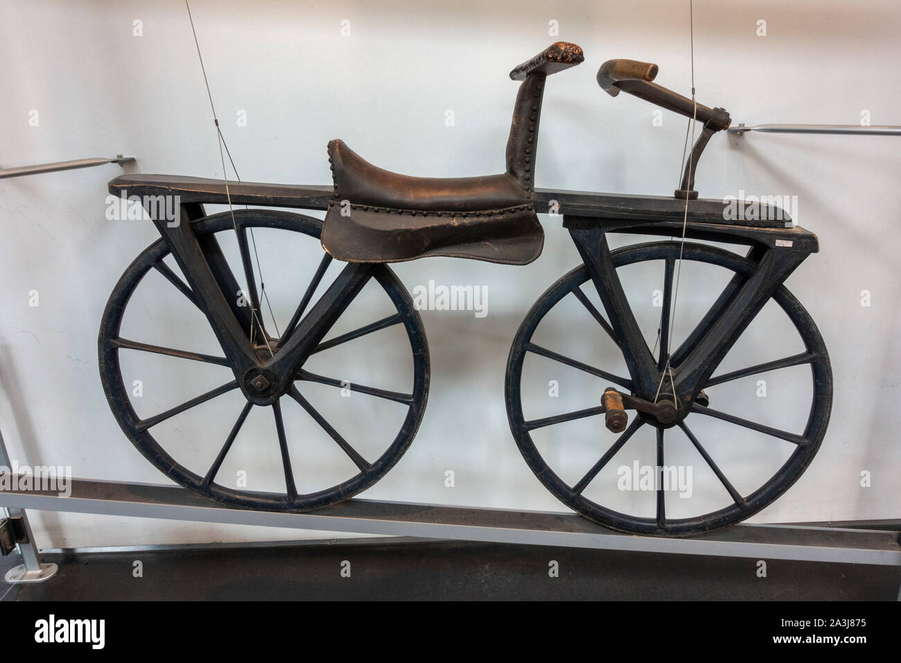 Draisienne con pedivella (c.1820) sul display al Deutsches Museum Verkehrszentrum, (Tedesco Museo dei Trasporti), Monaco di Baviera, Germania. Foto Stock