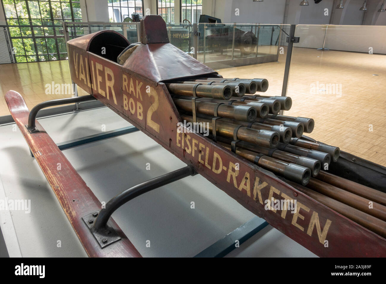 Il razzo sledge 'RakBob 2' da Max Valier sul display al Deutsches Museum Verkehrszentrum, (Tedesco Museo dei Trasporti), Monaco di Baviera, Germania. Foto Stock