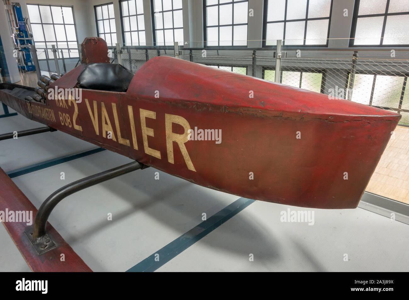 Il razzo sledge 'RakBob 2' da Max Valier sul display al Deutsches Museum Verkehrszentrum, (Tedesco Museo dei Trasporti), Monaco di Baviera, Germania. Foto Stock