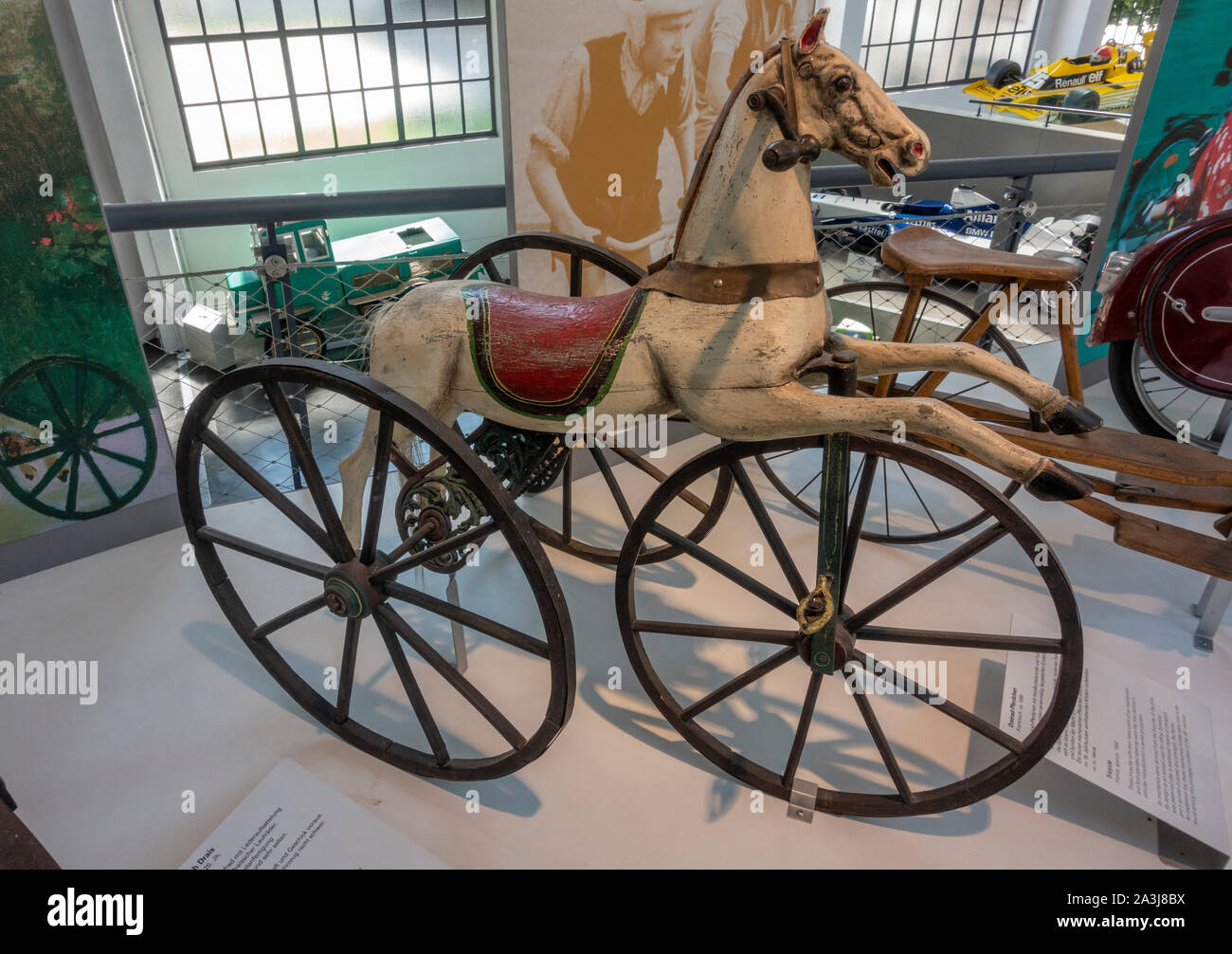Cavallo triciclo a tema (c 1880) Nel Deutsches Museum Verkehrszentrum, (Tedesco Museo dei Trasporti), Monaco di Baviera, Germania. Foto Stock