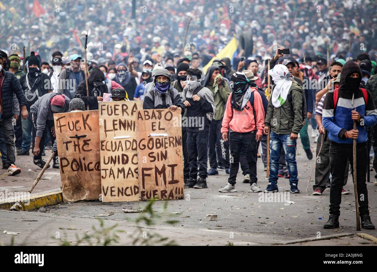 Quito, Ecuador. 08 ott 2019. "Lenin out', 'governo senza FMI', sorge sulla precaria scudi di manifestanti mascherato in una massiccia protesta contro il Presidente Moreno's politiche economiche. La confederazione dei popoli indigeni (CONAIE) ha chiamato per un importante marzo contro il prezzo del carburante aumenta. In vista dei disordini, il governo ha dichiarato lo stato di emergenza e spostato dalla capitale di Guayaquil. Credito: Juan Diego Montenegro/dpa/Alamy Live News Foto Stock