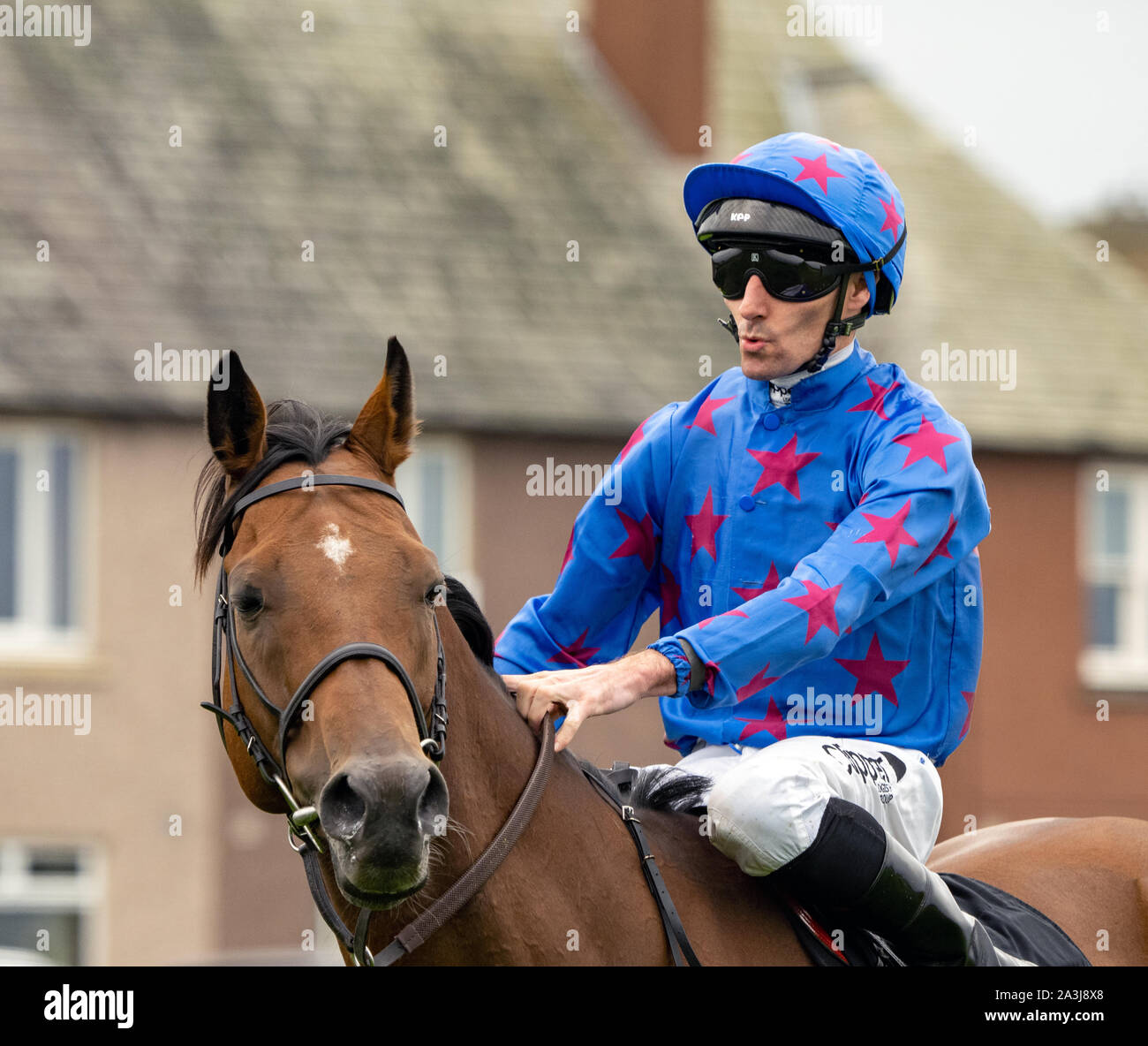 Jockey Daniel Tudhope sulla Royal Brave, prima dell'inizio della Virgin Media Oomph Handicap - 29 settembre 2019. Foto Stock