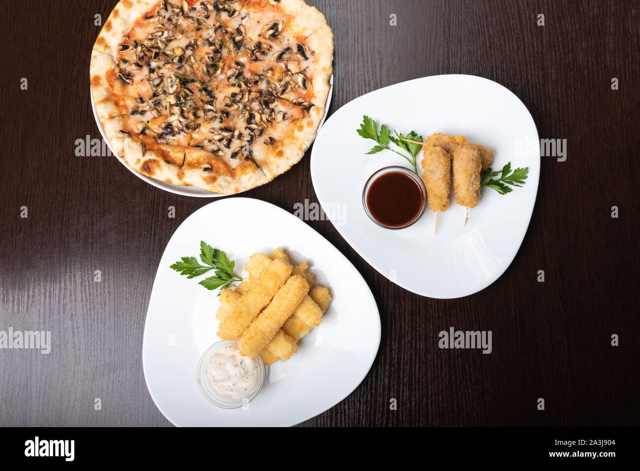Korndog su spiedini e formaggio bastoni. La Pizza. Sulle piastre. Foto Stock