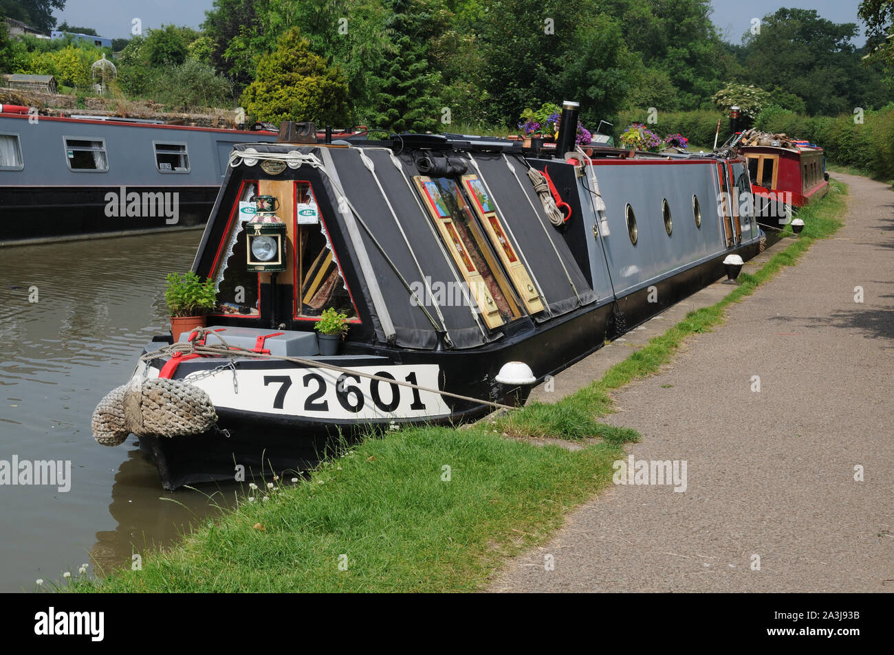 Restringere la barca ormeggiata sul canal at Stoke Bruerne, Northamptonshire Foto Stock