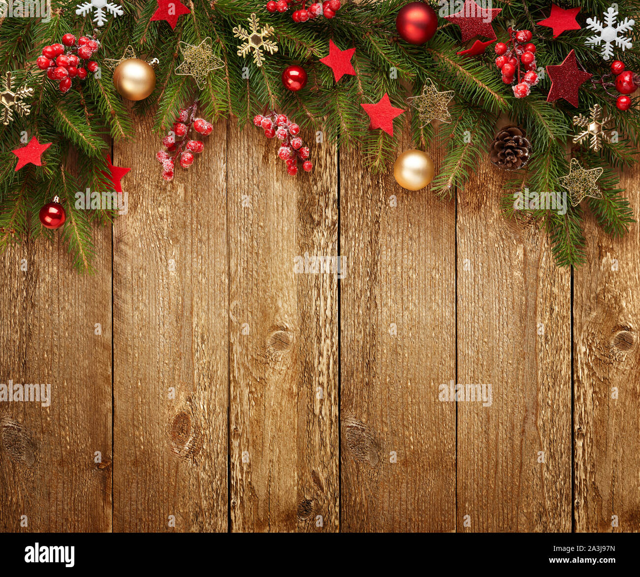 Natale sfondo di legno con decorazione e abete. Vista con copia spazio. Foto Stock