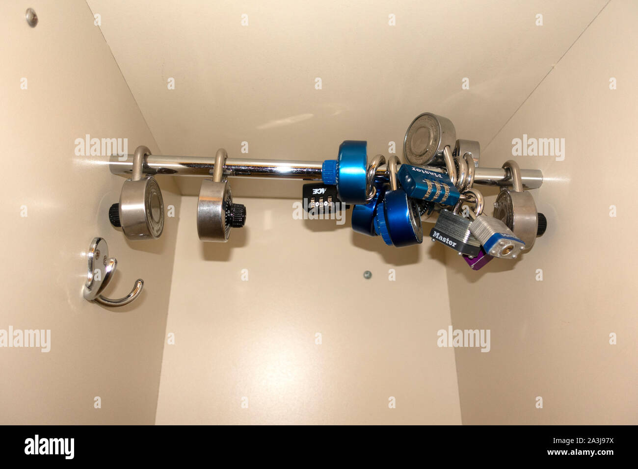 Collezione di "amore blocca' appeso in una palestra locker. St Paul Minnesota MN USA Foto Stock