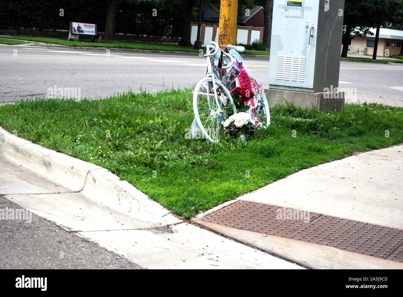 Bicicletta bianchi memorializing una morte accidentale. St Paul Minnesota MN USA Foto Stock