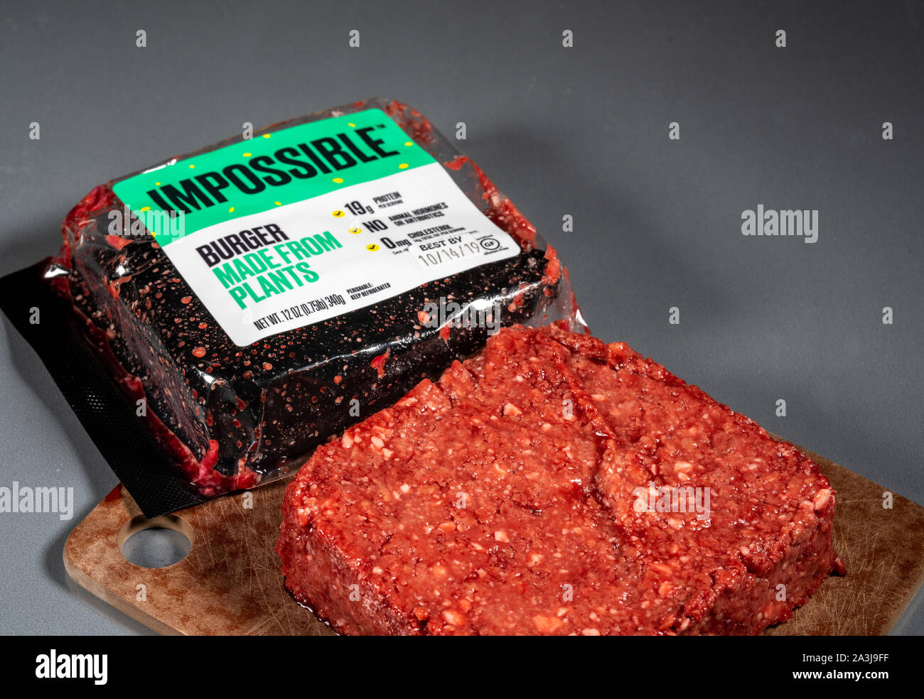MORGANTOWN WV - 8 Ottobre 2019: imballaggio per alimenti impossibile hamburger fatto da piante con il prodotto grezzo su sfondo di acciaio Foto Stock