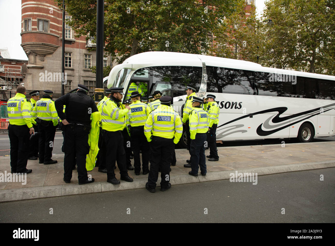 Londra, Regno Unito. 7 ottobre 2019. Gli agenti di polizia hanno visto salire a bordo di un autobus su Victoria Embankment a Londra. Credit: Joe Kuis / Alamy News Foto Stock