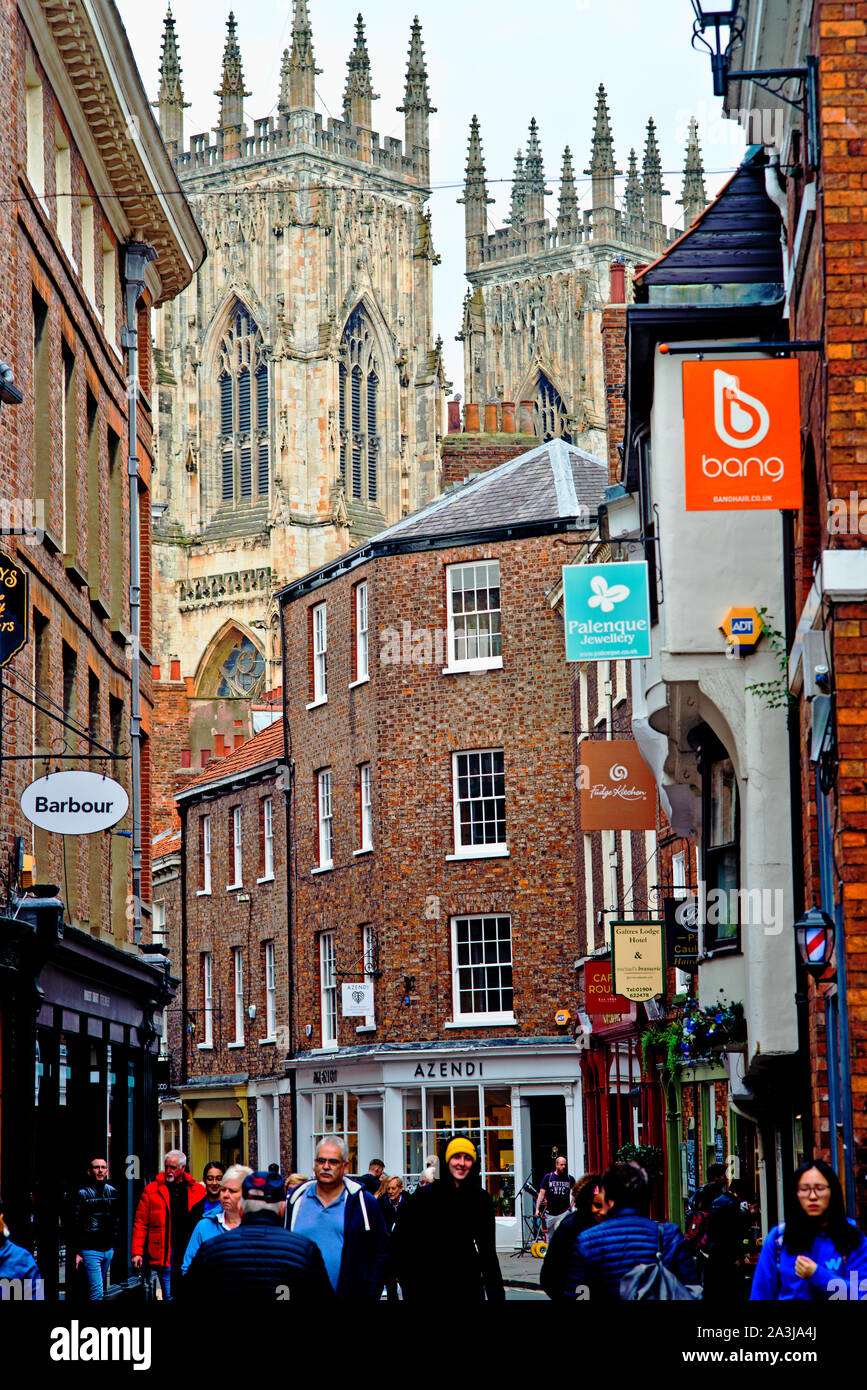 Bassa Petergate e Minster, York, Inghilterra Foto Stock