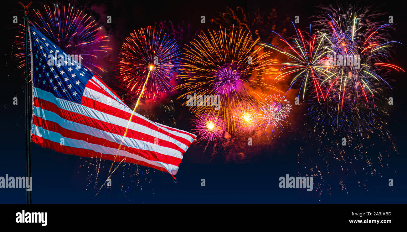 Bandiera americana con i fuochi d'artificio Foto Stock
