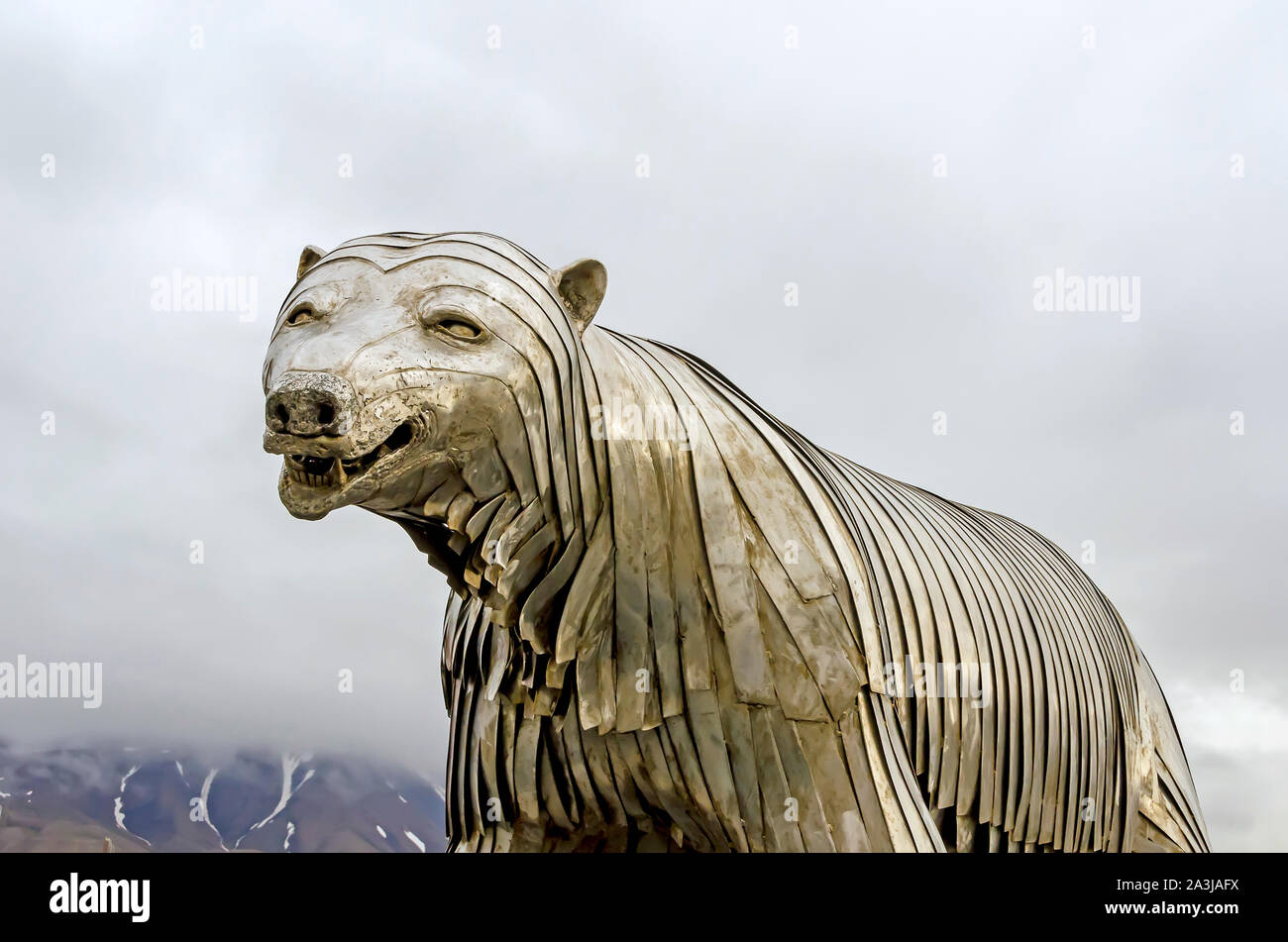 Orso polare scultura di metallo Longyearbyen in Norvegia, mondo insediamento più settentrionale Foto Stock
