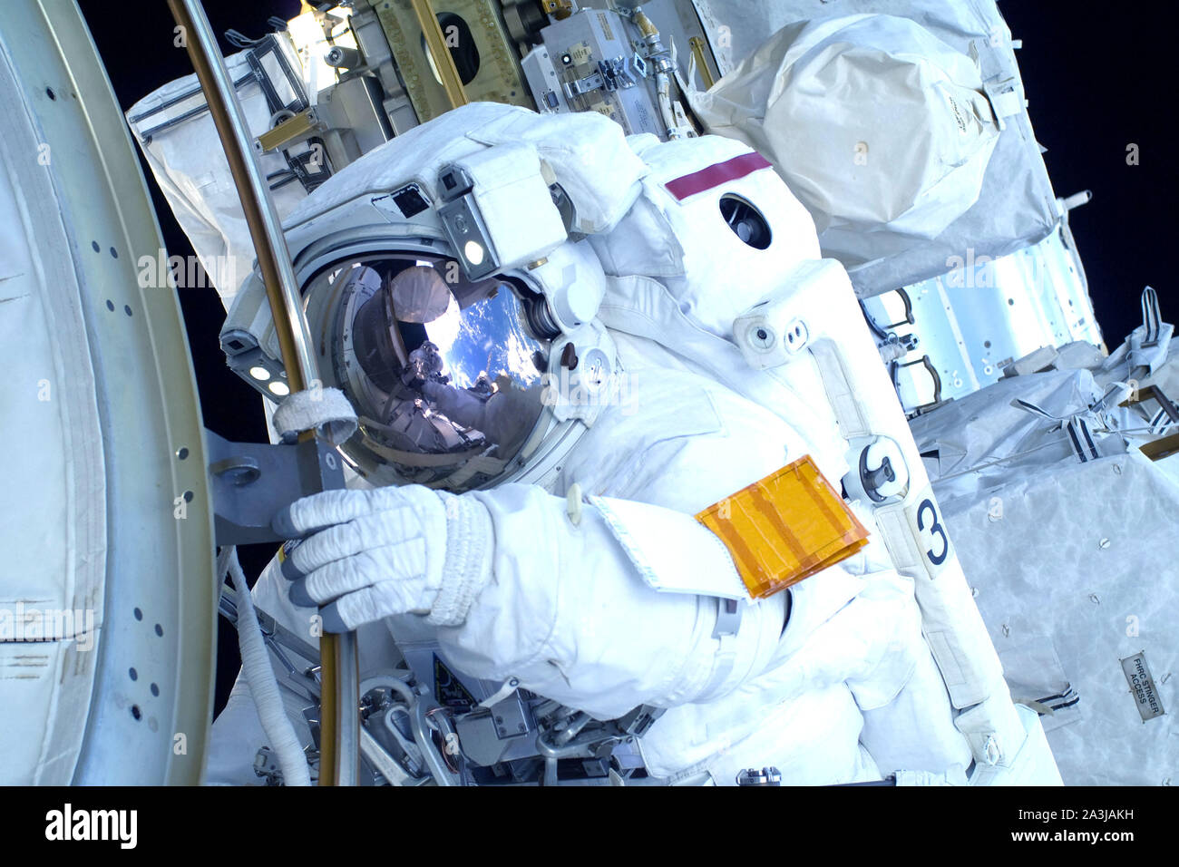 Astronauta in una tuta spaziale. Alla stazione spaziale. Impegnati in interventi di manutenzione. Gli elementi di questa immagine sono state arredate dalla NASA. Foto Stock