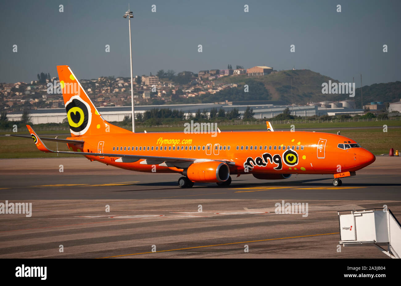 Un Mango Airlines su aeromobili il grembiule al King Shaka International Airport a Durban, Sud Africa Foto Stock