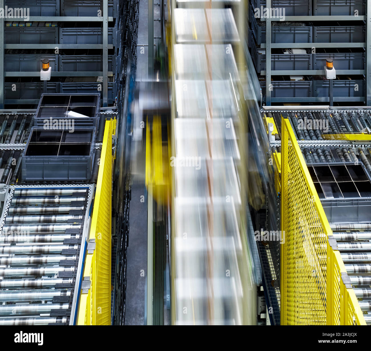 Il magazzino automatizzato sistema di trasporto, lavori in corso. Foto Stock