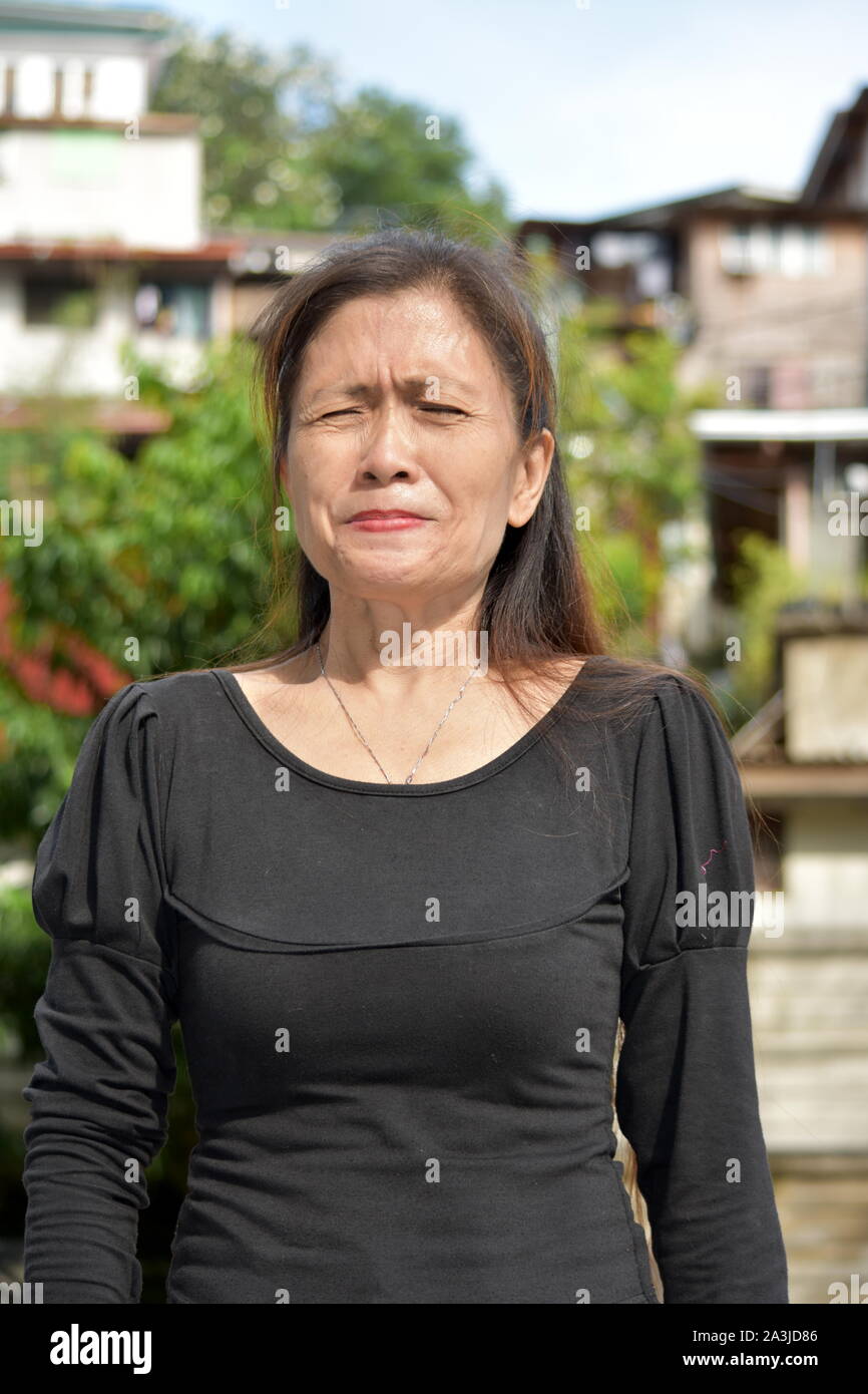 Un ansioso Senior femmina Foto Stock