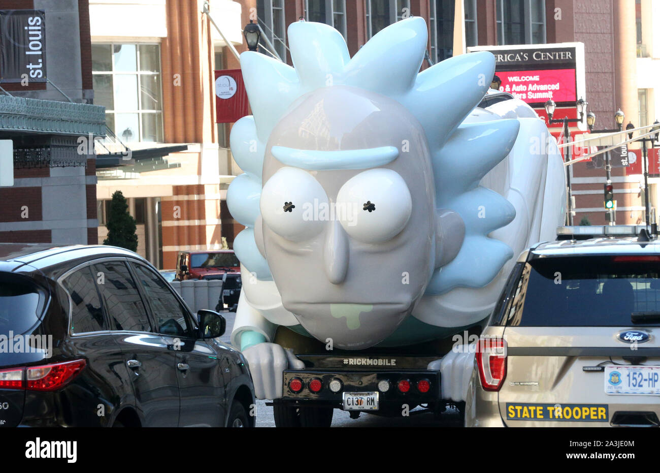 Louis, Stati Uniti. 08 ott 2019. Un galleggiante sovradimensionato del personaggio dei fumetti Morty dall'adulto serie televisiva animata di Rick e Morty, guarda piloti dietro di lui su Washington Avenue, lungo il tragitto per il San Luigi Convention Center di San Luigi Martedì, 8 ottobre 2019. La serie ruota intorno a Rick, un eccentrico, alcolico scienziato che prende il suo nipote Morty sul pericoloso, bizzarre avventure in tutto il cosmo e universi alternativi. Foto di Bill Greenblatt/UPI Credito: UPI/Alamy Live News Foto Stock