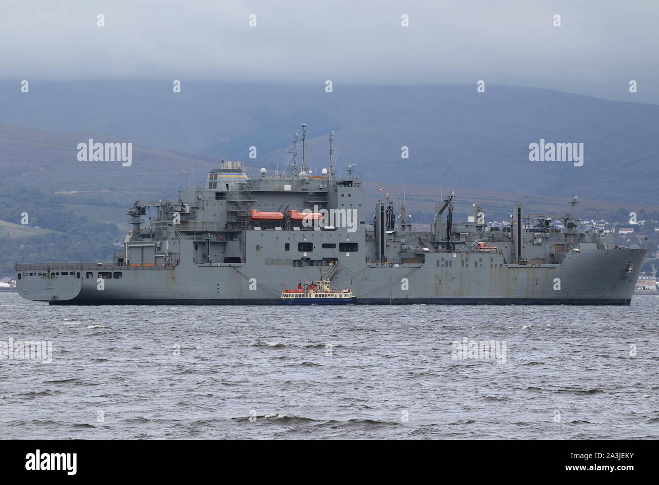 USNS William McLean (T-AKE-12), un Lewis e Clark-secco classe nave da carico azionato dal Navy US, off Greenock durante l'esercizio comune della Warrior 19-2. Foto Stock